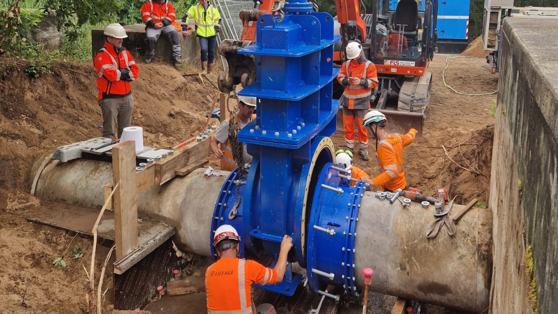 chantier de remplacement d'une vanne bleue au centre d'une canalisation au Teich