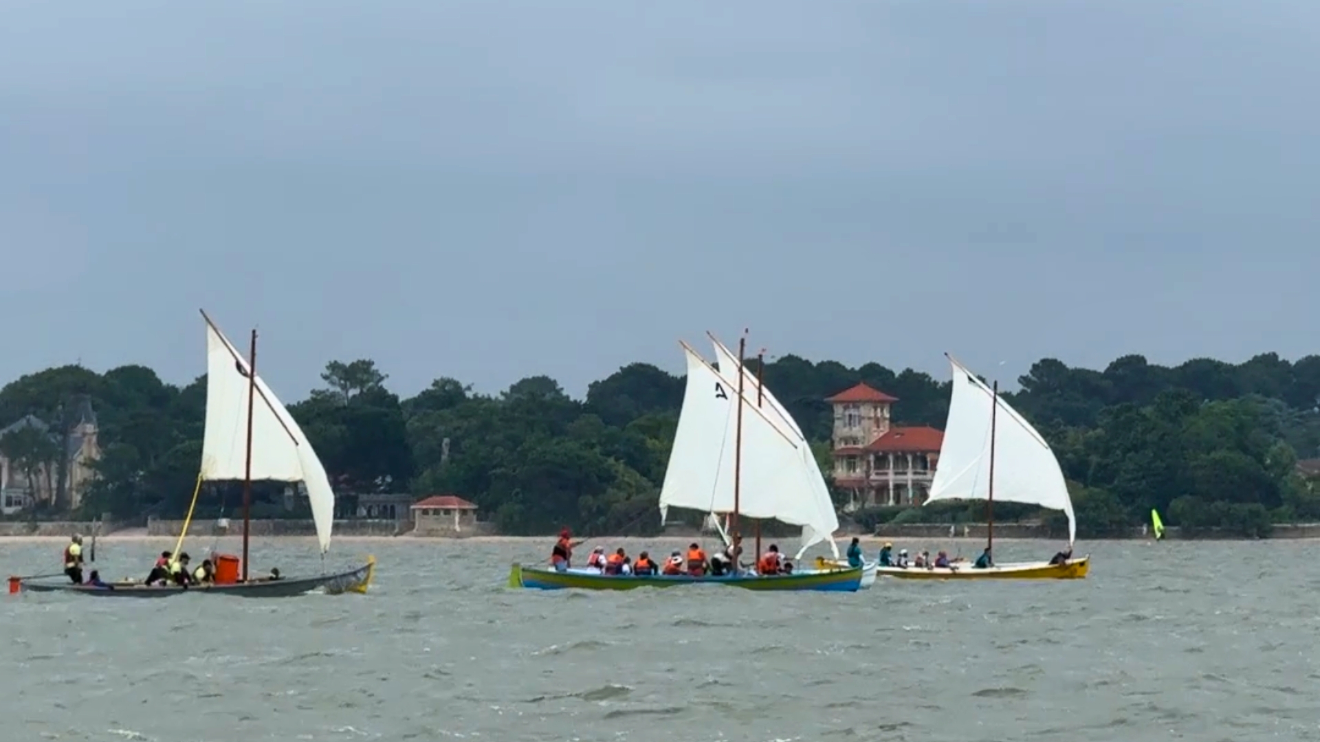 pinasses à voile sur le bassin d'arcachon, devant la villa tosca de lanton lors de la régate des maires 2026