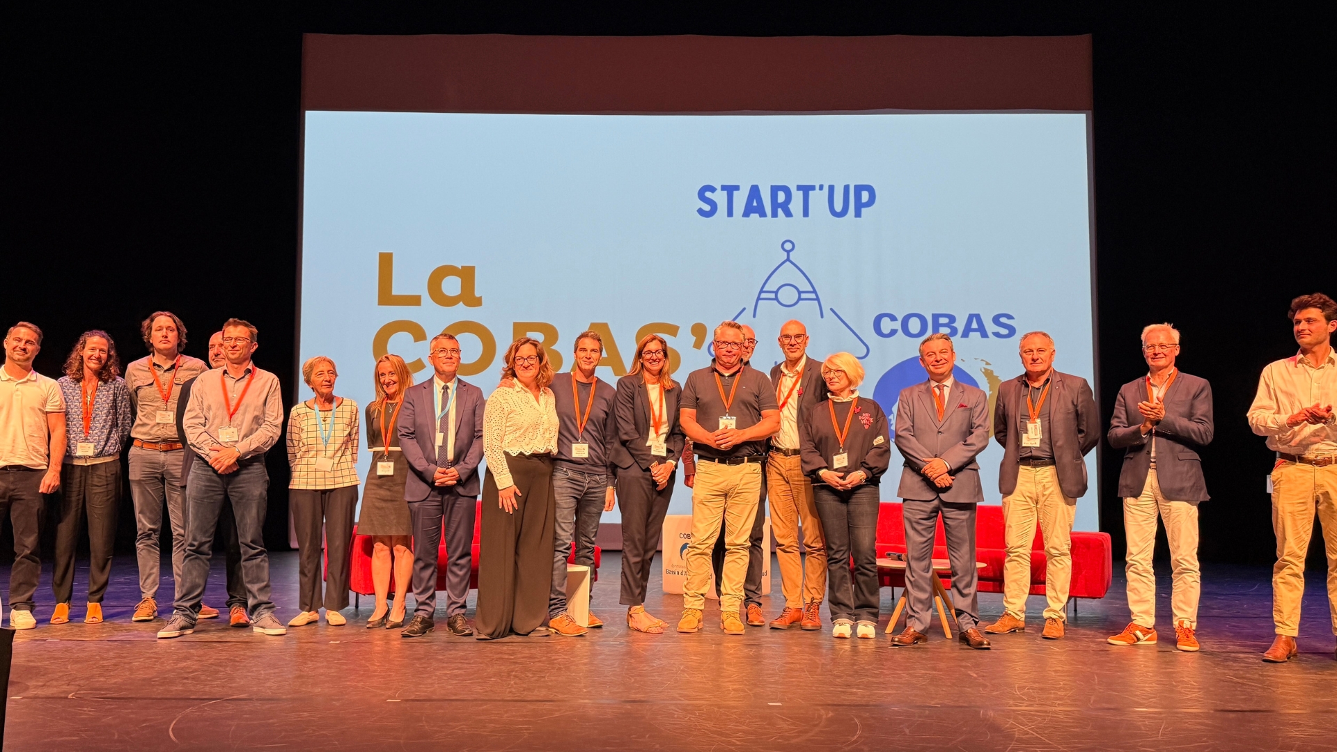 des personnes debout sur une scène à l'occasion de la cobas innovation 2026