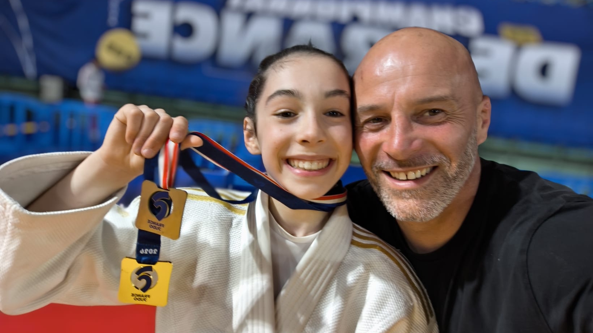 mona olives et son père : une jeune judokate qui tient deux médailles à côté de son père