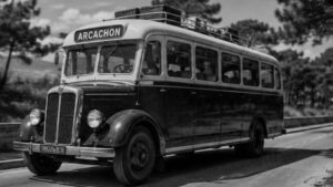 autocar des années 30 avec la mention "arcachon" sur le chemin de la plage