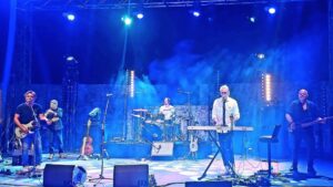 groupe de musique sur une scène