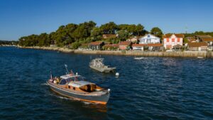 image d'illustration pinasse et plate sur le bassin d'arcachon