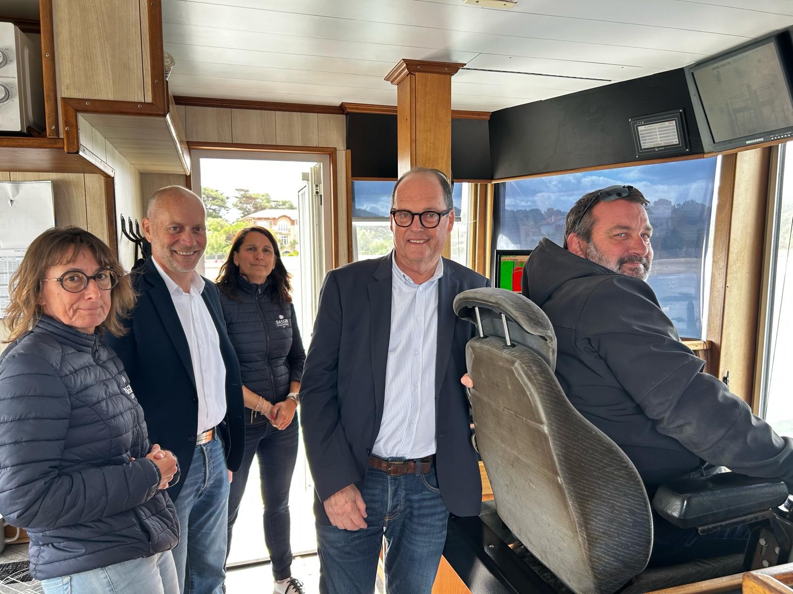 Un groupe de personne hommes et femmes à l'intérieur de la cabine d'un bateau