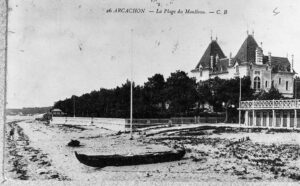 carte postale ancienne de la ville d'arcachon au début du XXe siècle. front de mer. on voit une pinasse et une villa cachée dans les pins