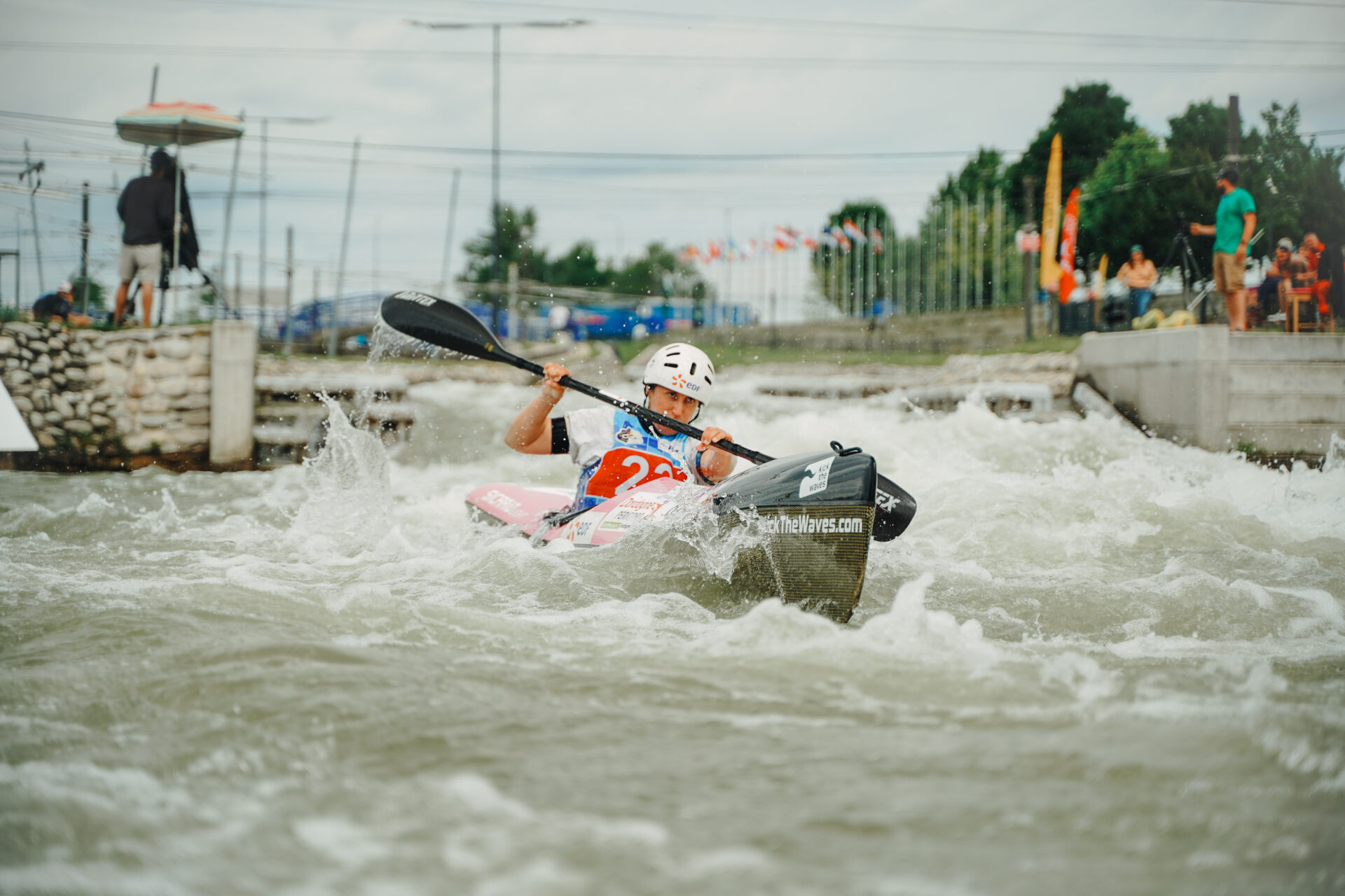 un kayak sur une rvière agitee