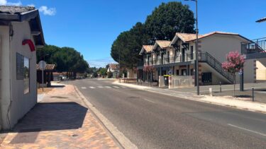 une rue avec desz batiments