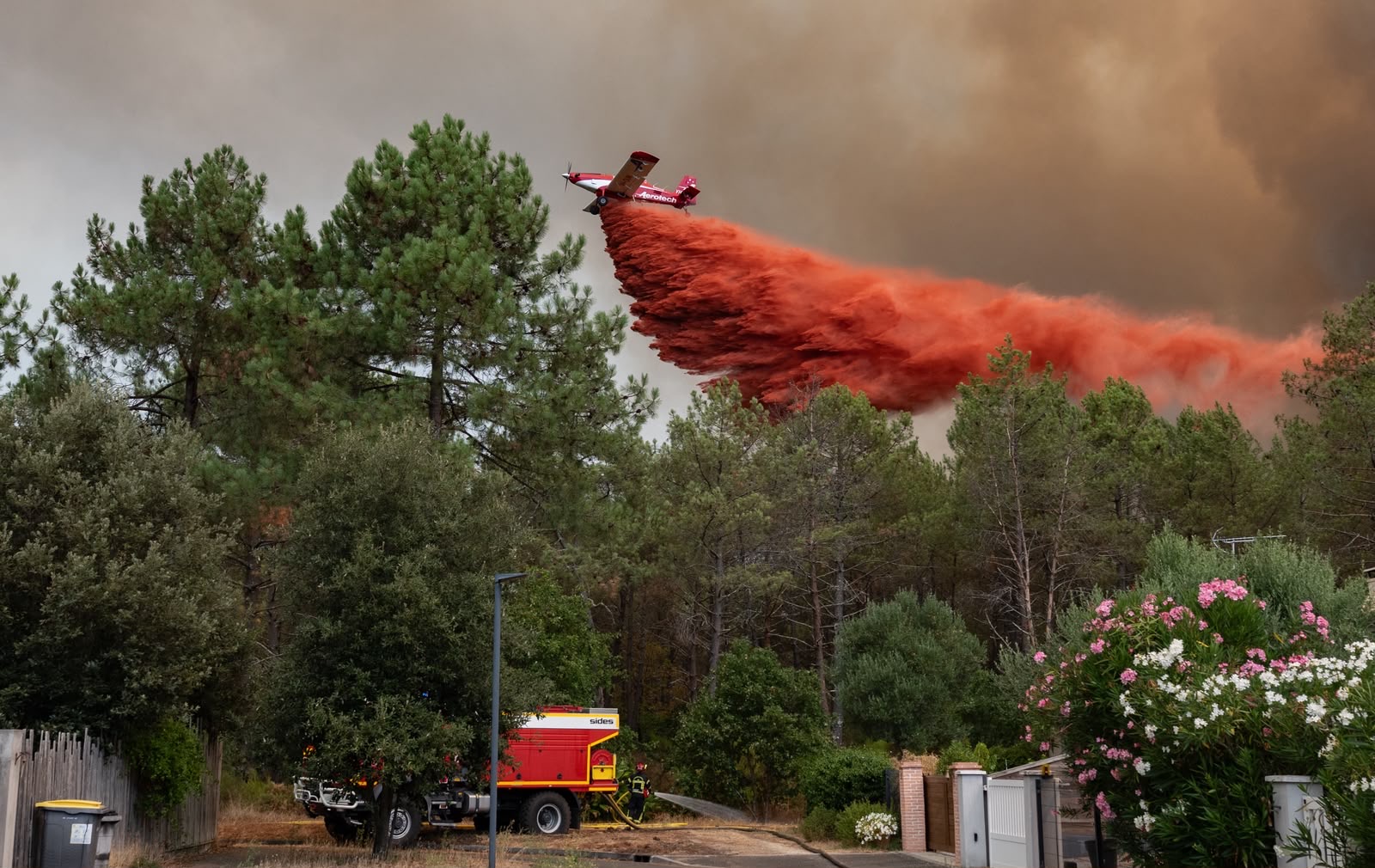 un largage de produit rouge retardant sur un feu de foret