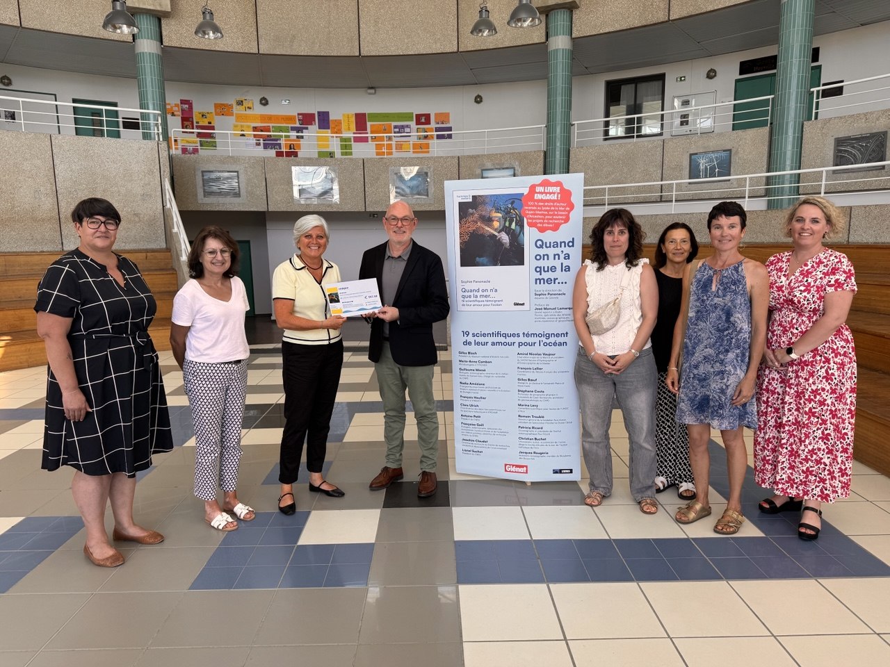 Sophie Panonacle tenant le don qu'elle remet aux enseignants du Lycée de la mer.