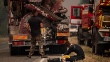 pompier allongé devant le camion, dans un air enfumé
