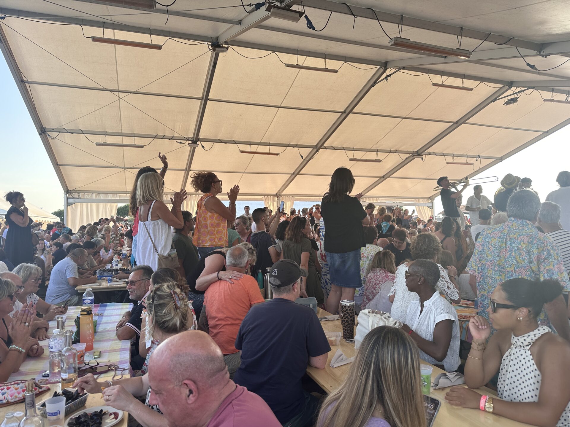 Beaucoup de personnes sont réunies autour d'une banda lors des Jeudis de Larros