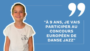 charlie : jeune fille souriante avec un tee-shirt blanc et les cheveux attachés. Sur fond leu avec la mention : "à 9 ans, je vais participer au concours européen de danse jazz"