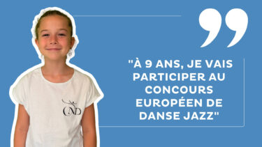 charlie : jeune fille souriante avec un tee-shirt blanc et les cheveux attachés. Sur fond leu avec la mention : "à 9 ans, je vais participer au concours européen de danse jazz"