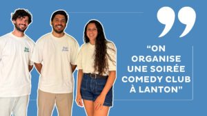 2 hommes et une femmes souriants sur un fond bleu avec la mention ""On organise une soirée comedy club à Lanton"