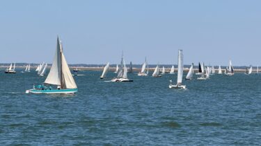 de nombreux bateaux à voile qui naviguent sur le Bassin d'Arcachon pour les 18 heures à la voile