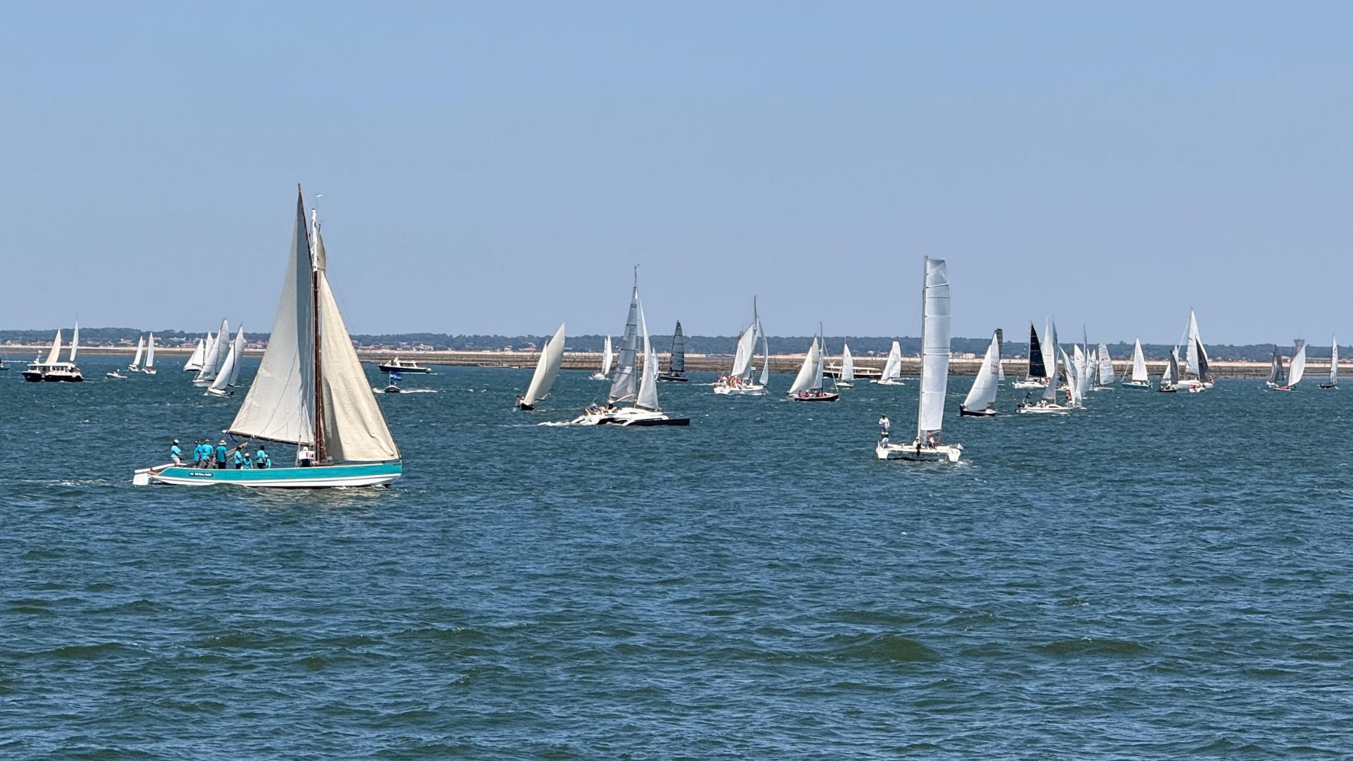 de nombreux bateaux à voile qui naviguent sur le Bassin d'Arcachon pour les 18 heures à la voile