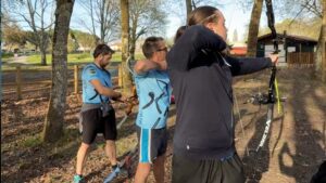 3 homes en train de faire du tir à l'arc dans le parc birabeille de mios