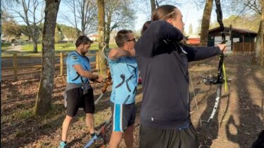 3 homes en train de faire du tir à l'arc dans le parc birabeille de mios