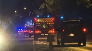 des camions de pompiers dans la nuit