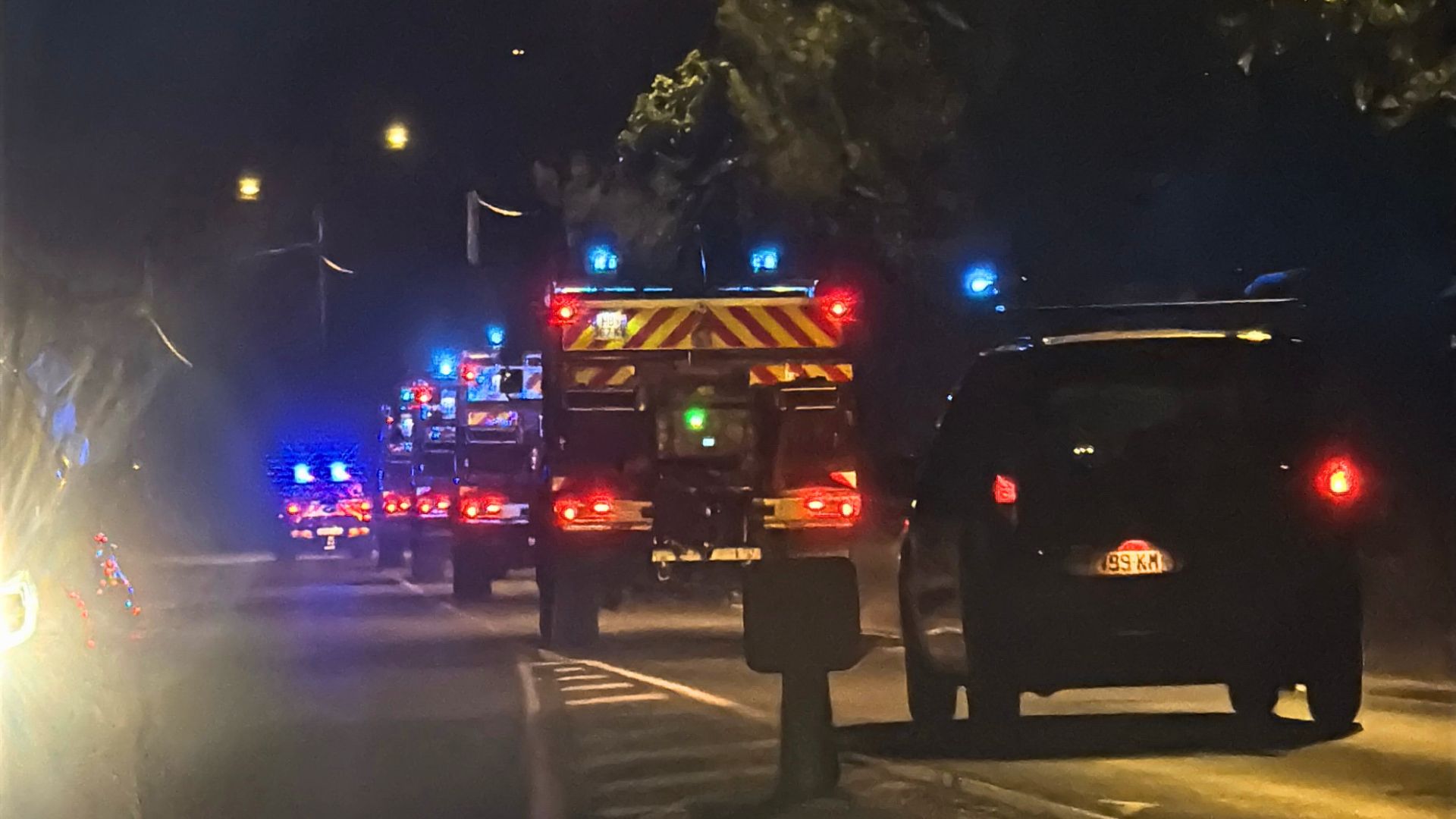 des camions de pompiers dans la nuit