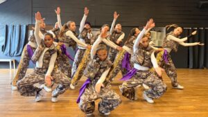 jeunes danseuses habillées en blanc avec une doudoune et un pantalon effet militaire dans un studio de danse