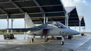 avion de chasse sous un hangar de la base aérienne de cazaux