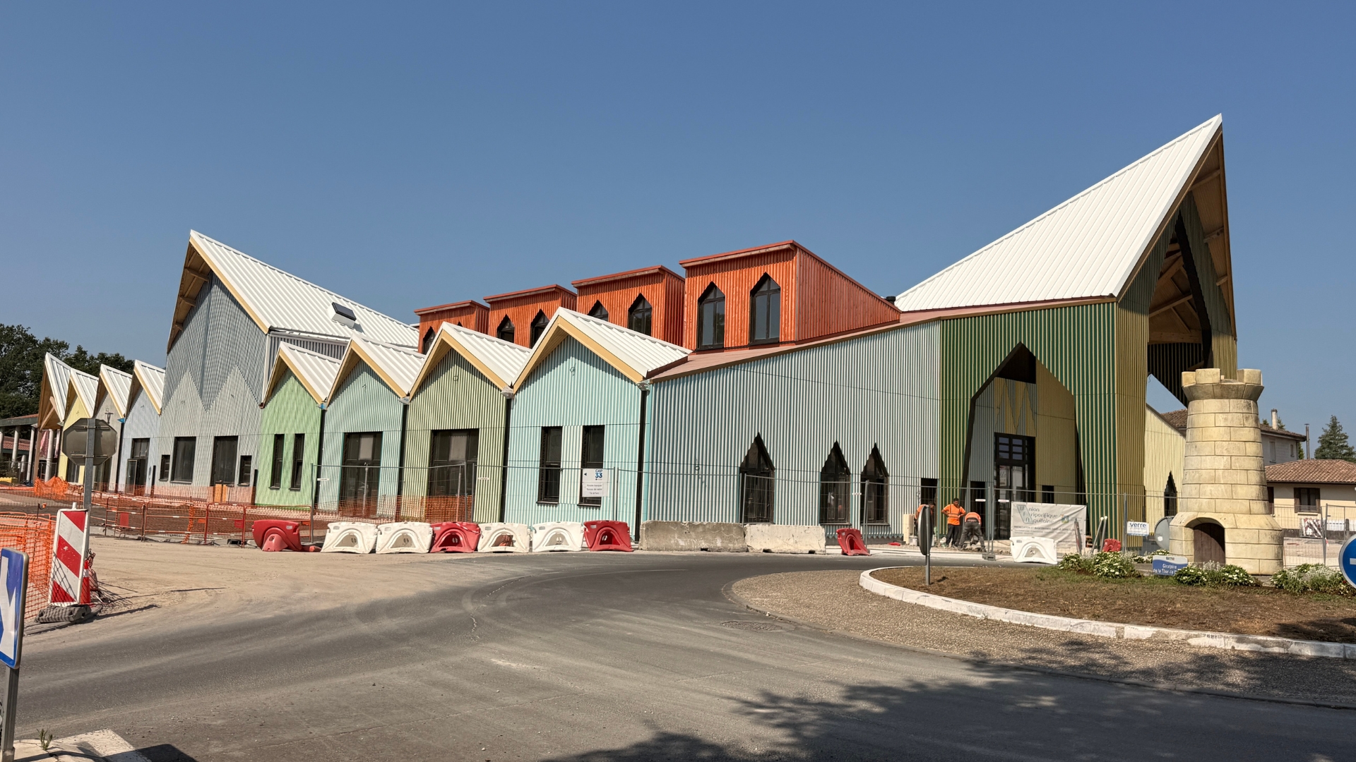 grand batiment en bois et coloré en chantier : le chahut à biganos
