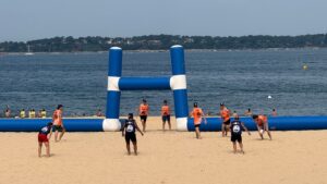 joueurs de beach rugby sur le terrain de la plage pereire avec le bassin en arrière plan