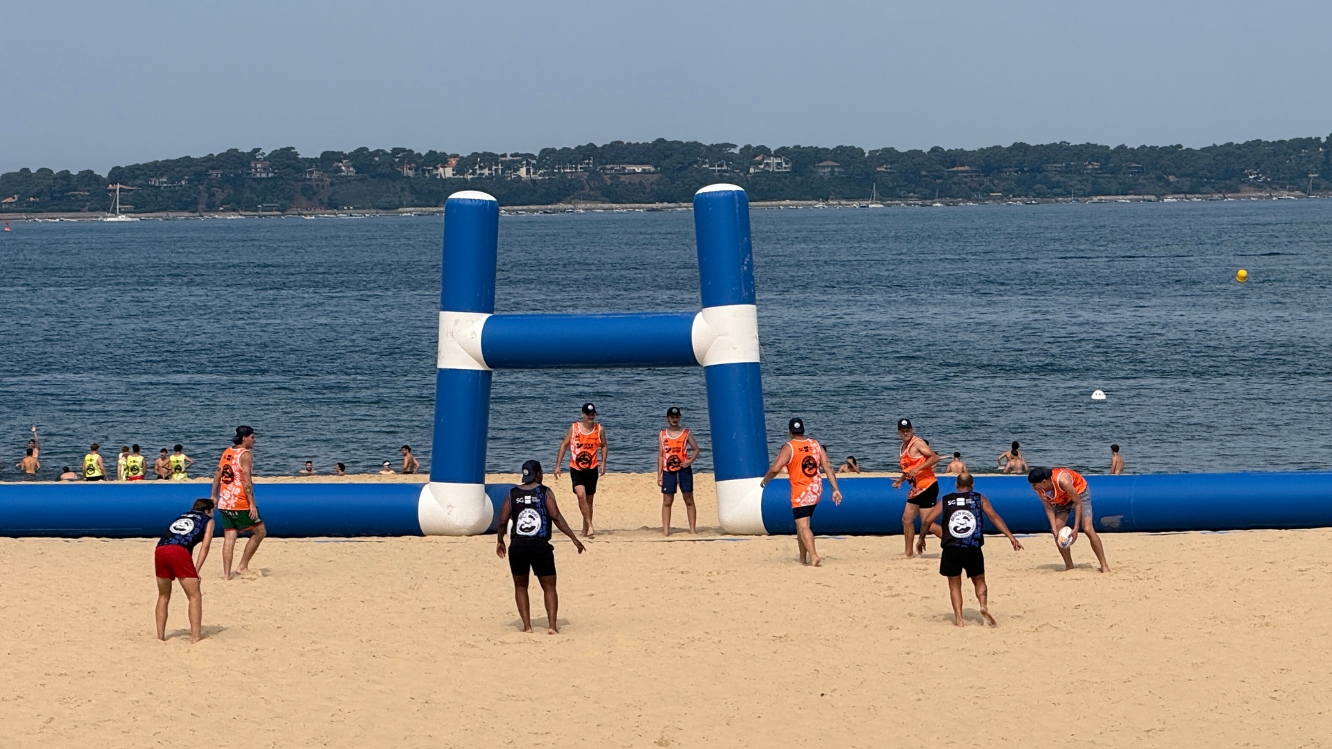 joueurs de beach rugby sur le terrain de la plage pereire avec le bassin en arrière plan