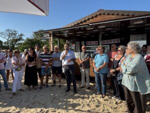 Le maire de Lanton, Loïc Ballongue est accompagné de plusieurs personnes pour inaugurer la guinguette situé derrière lui.