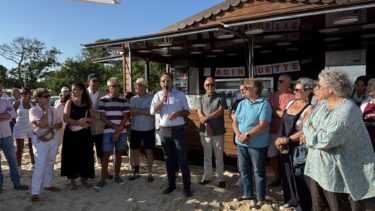 Le maire de Lanton, Loïc Ballongue est accompagné de plusieurs personnes pour inaugurer la guinguette situé derrière lui.