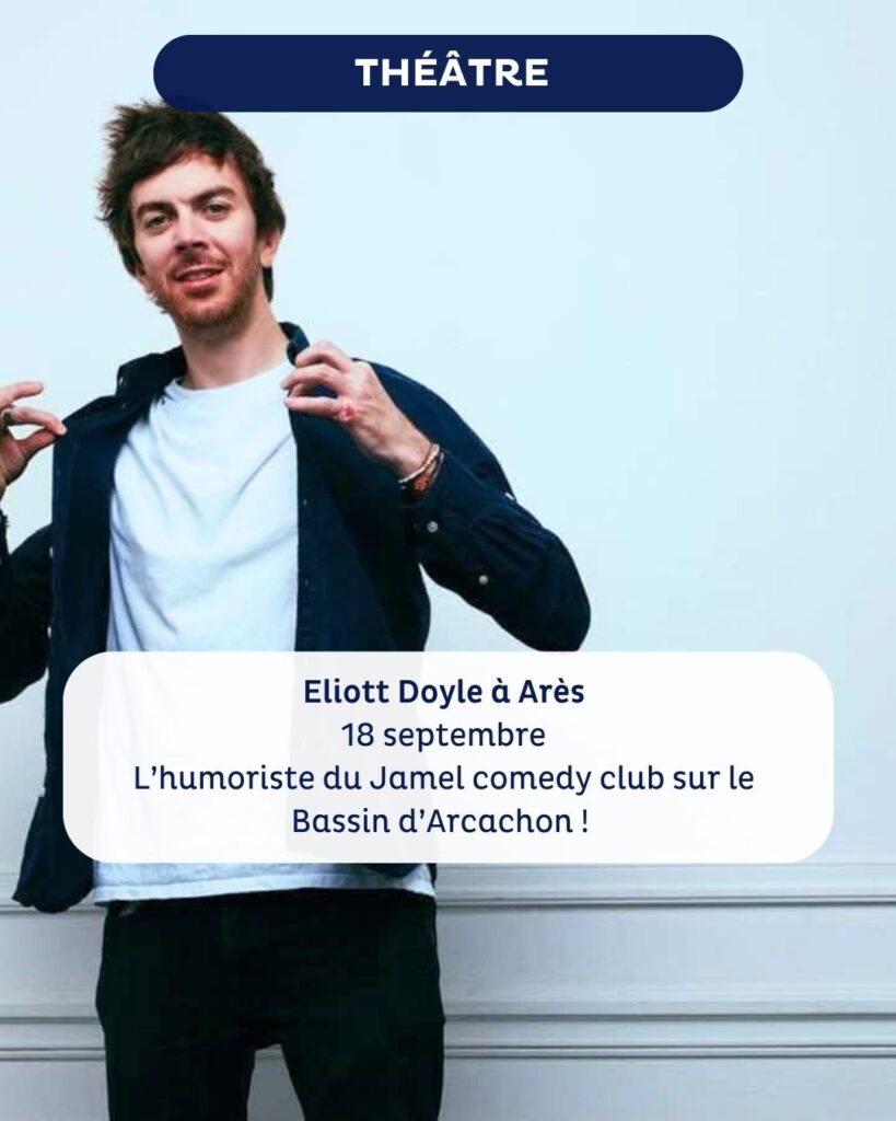 Affiche pour un spectacle de théâtre, présentant un homme debout, souriant et tirant légèrement sur sa chemise bleue ouverte sur un t-shirt blanc. En haut, une bannière bleue porte le texte « THÉÂTRE ». Une bulle texte indique : « Eliott Doyle à Arès, 18 septembre, L’humoriste du Jamel comedy club sur le Bassin d’Arcachon ! » Le fond est clair et la scène est accueillante.