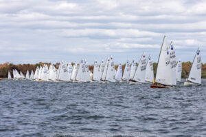 Plusieurs voiliers font la course sur l'eau.
