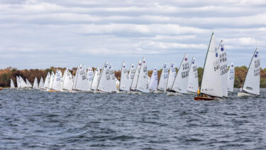Plusieurs voiliers font la course sur l'eau.