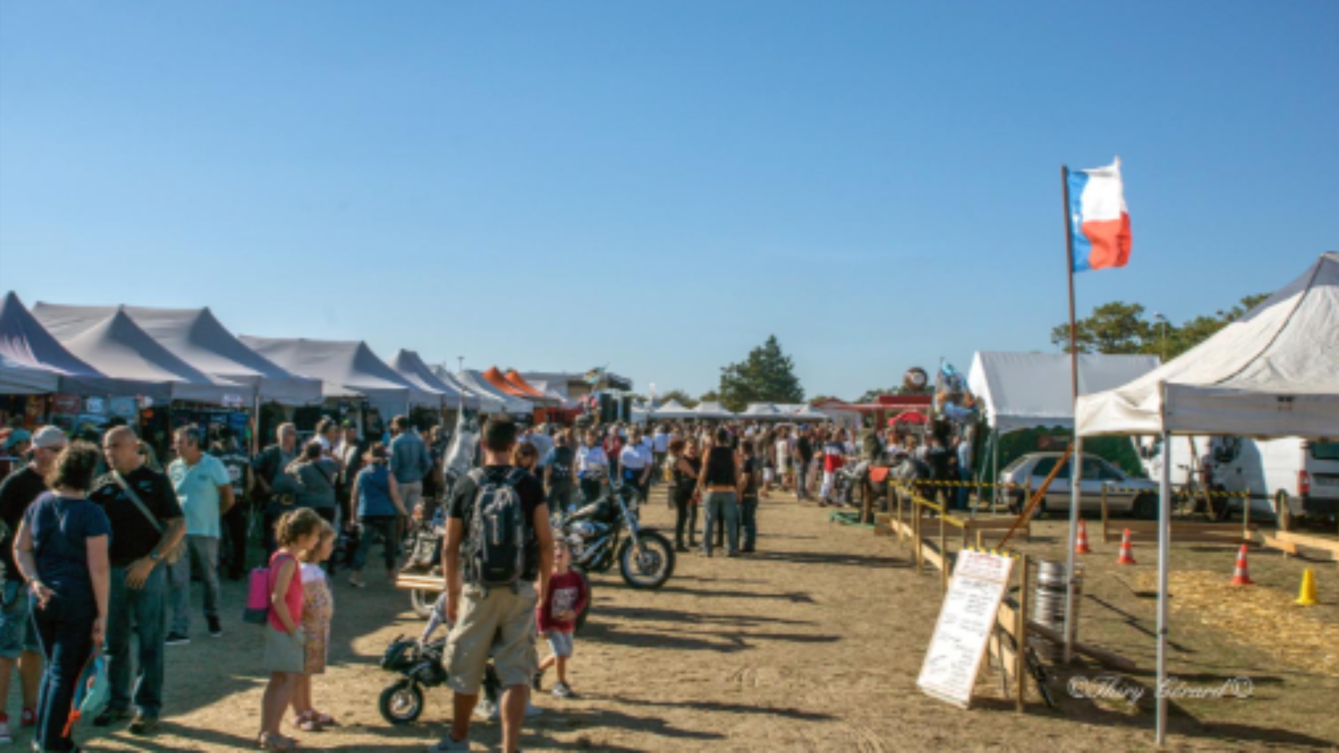 American Show de Lanton, plusieurs personnes sont en train de marcher entre les différents stands