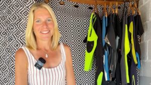 Mathilde Chareyre dans son atelier à côté des combinaisons de surf