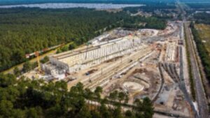 Chantier SMR de LISEA MArcheprime, on voit une infrastructure en construction avec une grue