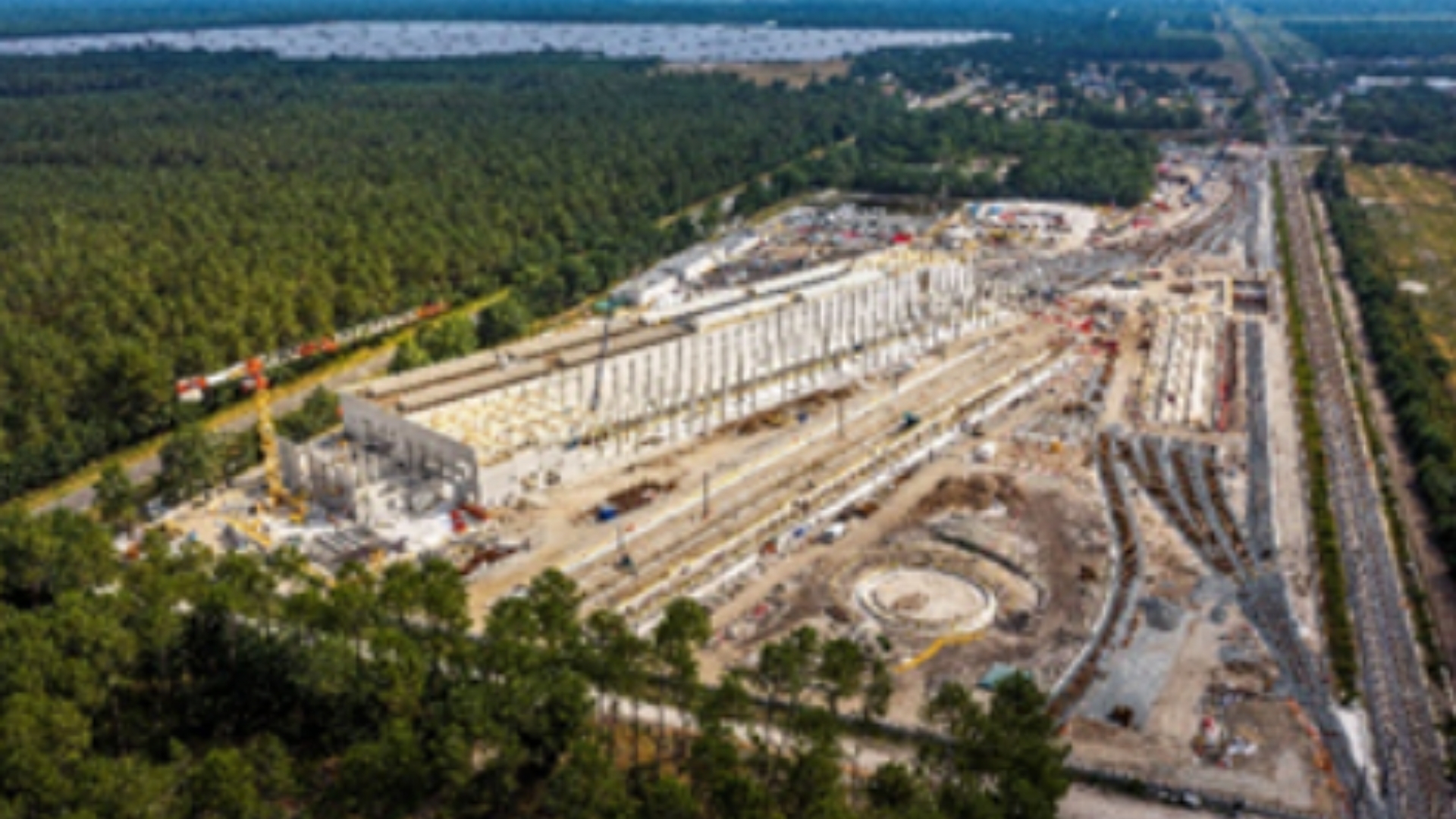 Chantier SMR de LISEA MArcheprime, on voit une infrastructure en construction avec une grue