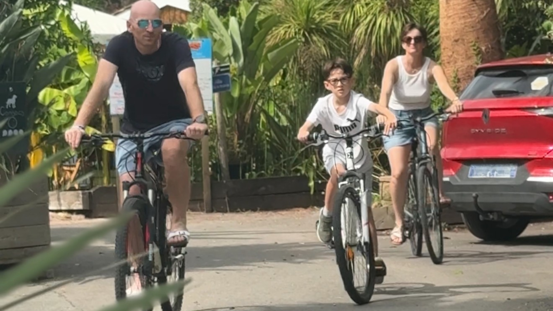 3 personnes sur des vélos dans un camping au teich