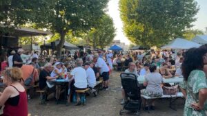 des personnes assises à des tables en plein air