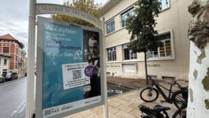 un panneau d'affichage en ville avec une affiche en faveur du pasteur don