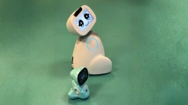 2 petits robots pédiatriques sur un fond vert au centre hospitalier d'arcachon