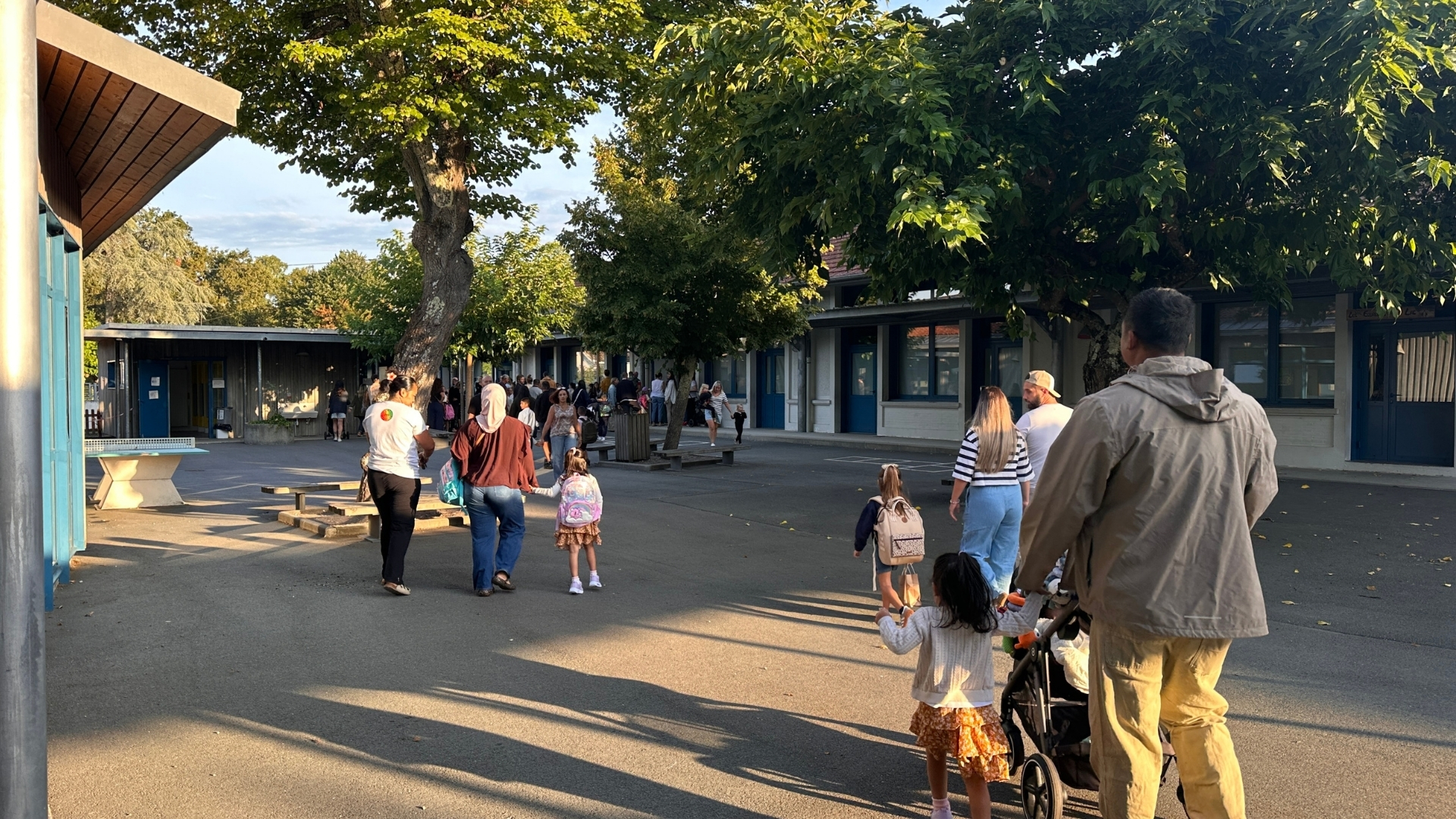 Rentrée scolaire à l'école élémentaire Lafon à Cazaux. On voit des enfants avec leurs parents dans la cour de récréation.