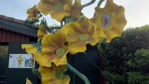 une sculpture de fleurs monumentales dans un jardin