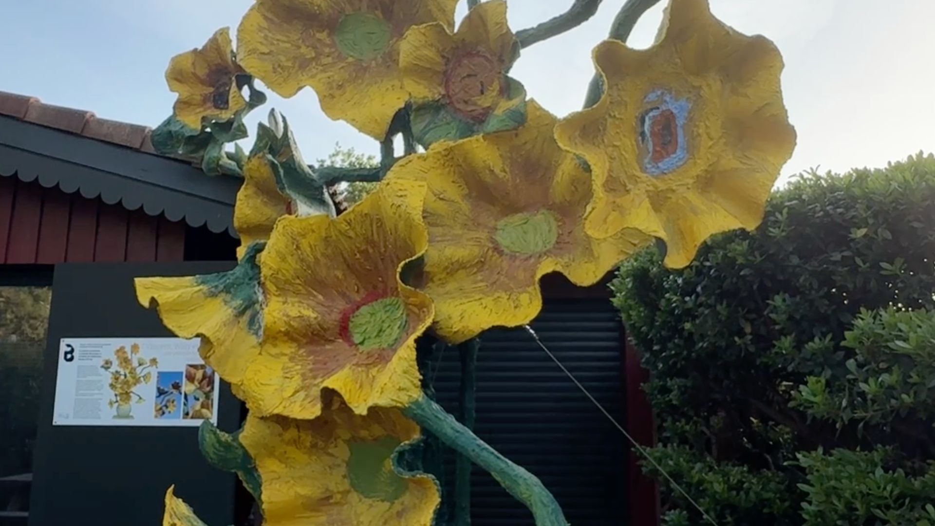une sculpture de fleurs monumentales dans un jardin
