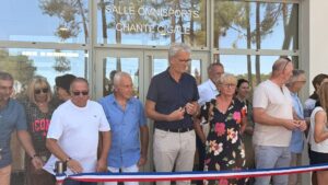 La maire se tient devant le baudeau pour inaugurer la nouvelle salle omnisports de Chante-Cigale.