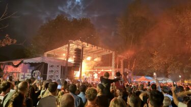 concert de sniper au festival "Mélangeons nos cultures" à Mios Scène avec une foule de personnes debout