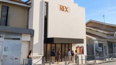 Modelisation 3D d'un futur batiment blanc style art deco nommé le rex. Avec un porche noir et grande verrière verticale