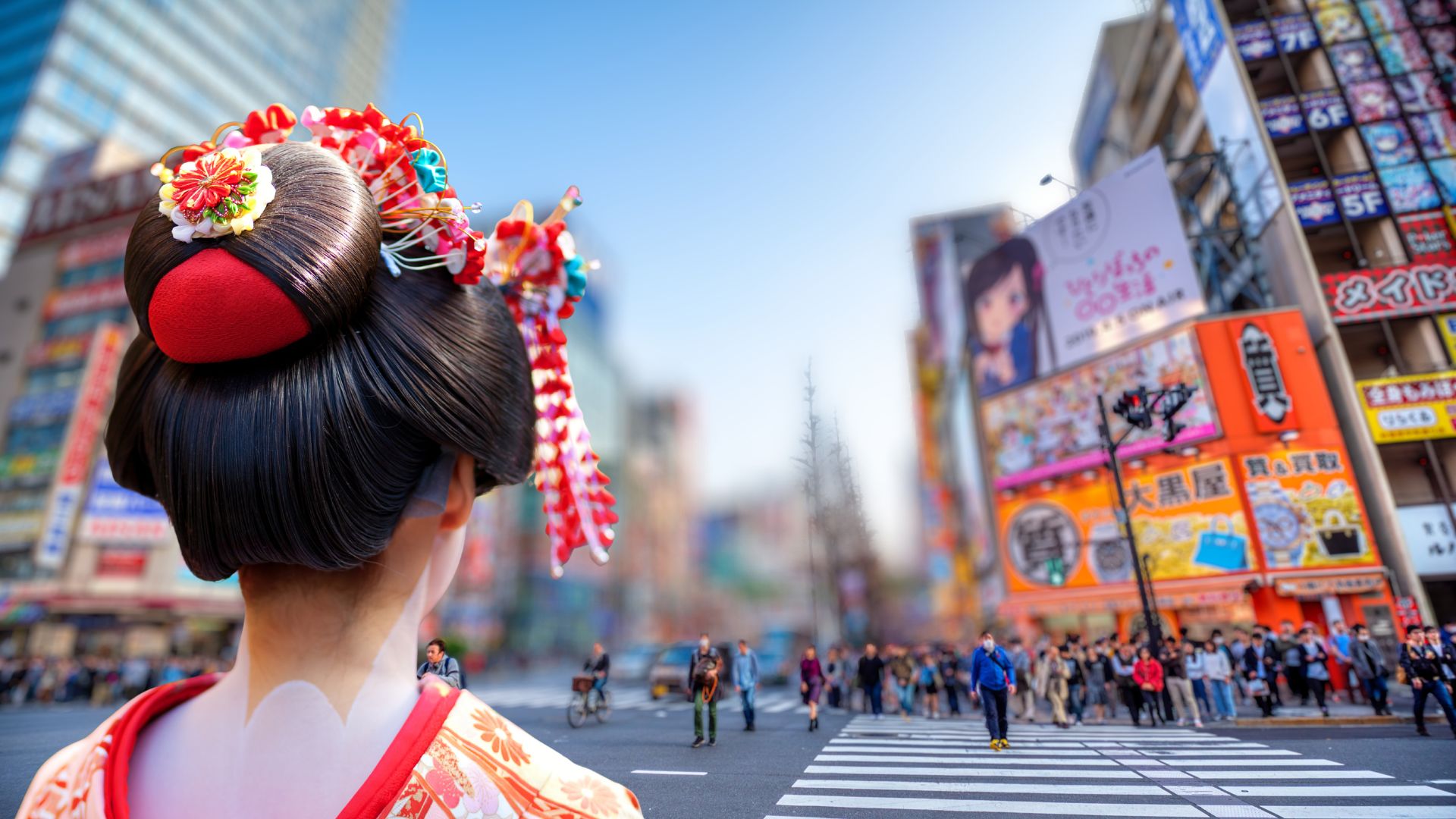une femme en tenue traditionnelle japonaise face à des rues animées de tokyo avec de sbuldong et de grand panneau d'affichage lumineux
