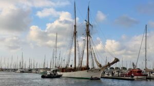 étoile, bateau école de la Marine Nationale dans le port d'arcachon